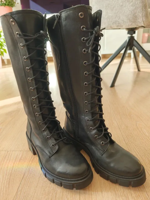 Botas altas piel cordones negras