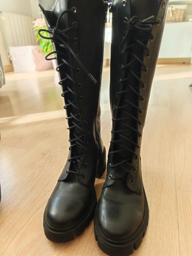 Botas altas piel cordones negras