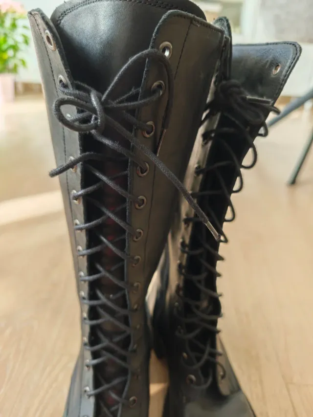 Botas altas piel cordones negras