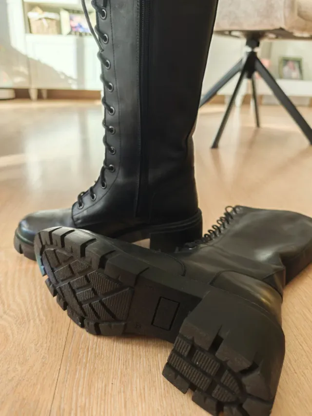 Botas altas piel cordones negras