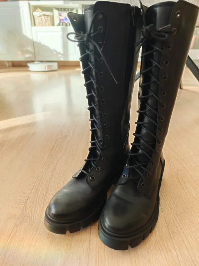 Botas altas piel cordones negras