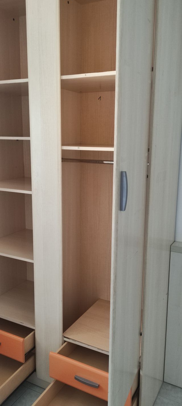 Armario, estanterías y escritorio