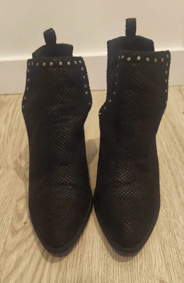 Botines Corina Negros con Tachuelas