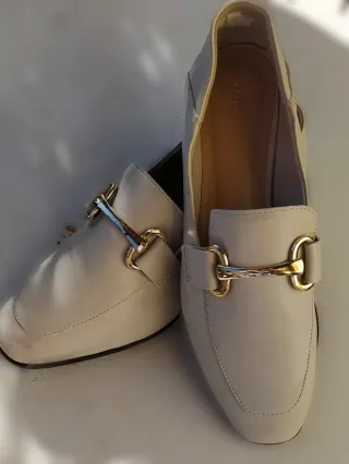 Zapatos planos beige con detalle dorado