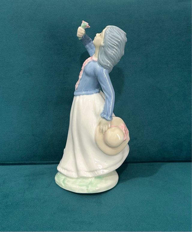 Figura cerámica mujer con flor