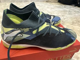 Botas fútbol sala niño Puma negras y amarillas