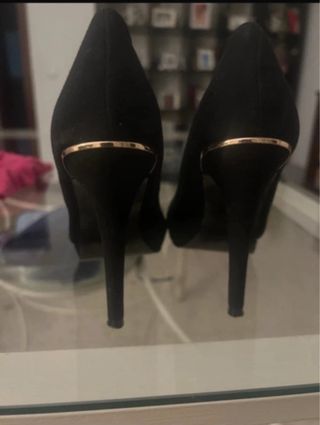 Zapatos de tacón negros con detalle dorado 10cm.