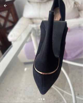 Zapatos de tacón negros con detalle dorado 10cm.