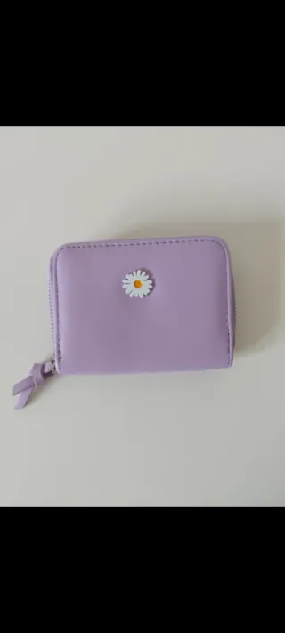 Cartera morada con flor blanca