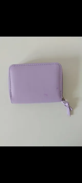 Cartera morada con flor blanca