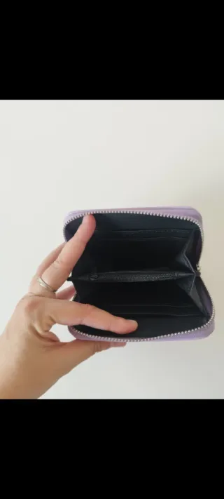 Cartera morada con flor blanca