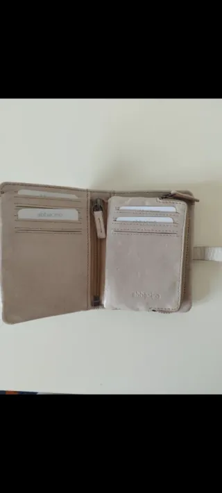 Cartera de cuero beige tejida