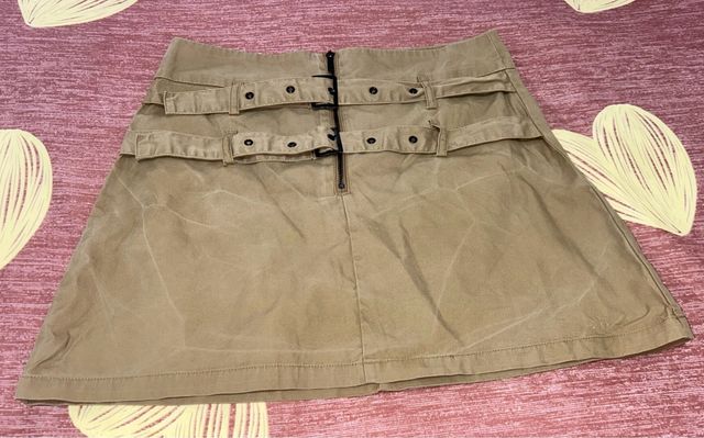Falda Beige con Cremallera y Hebillas