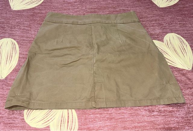 Falda Beige con Cremallera y Hebillas