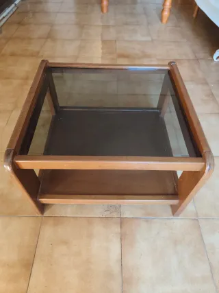 Mesa de centro madera y cristal.