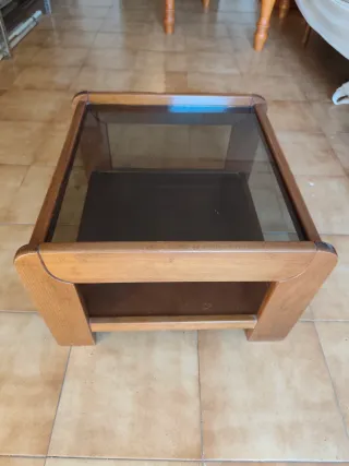 Mesa de centro madera y cristal.