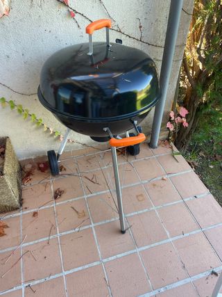 Barbecue nero con dettagli arancioni