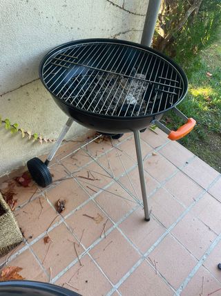 Barbecue nero con dettagli arancioni