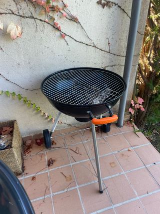 Barbecue nero con dettagli arancioni