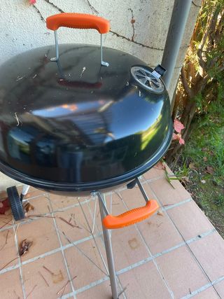 Barbecue nero con dettagli arancioni