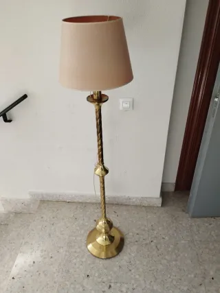 Lámpara de pie antigua,dorada y beige