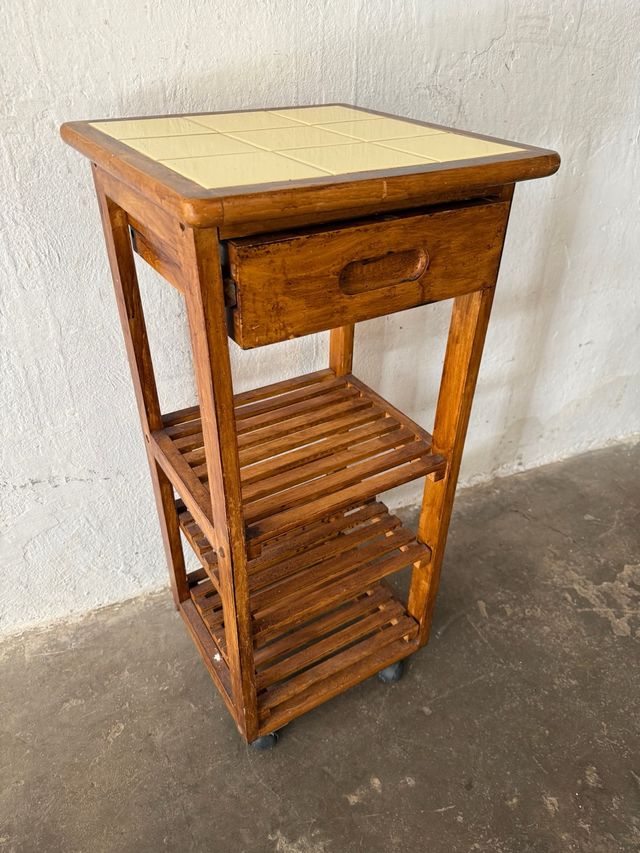 Estantería de madera con ruedas