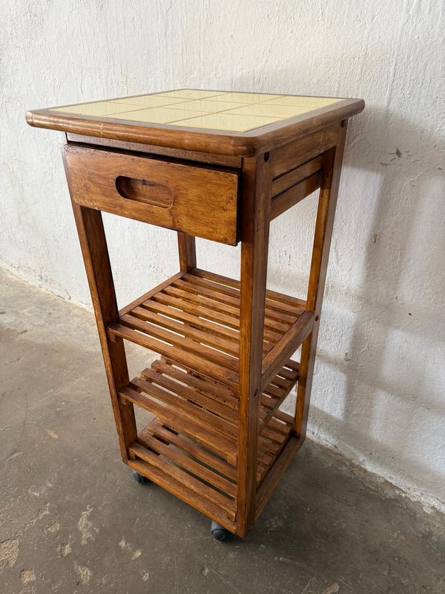 Estantería de madera con ruedas