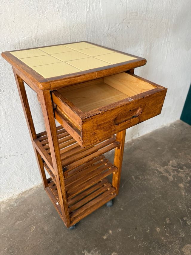 Estantería de madera con ruedas