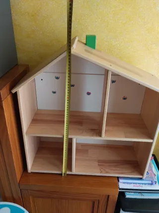 Casita de muñecas o estantería de madera