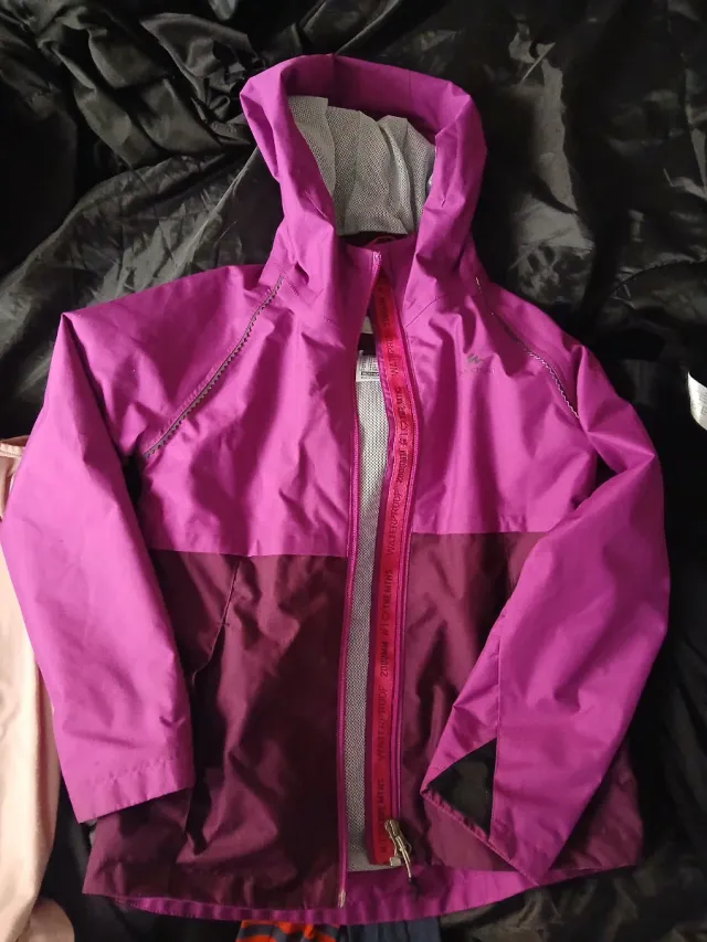 Chaqueta impermeable morada