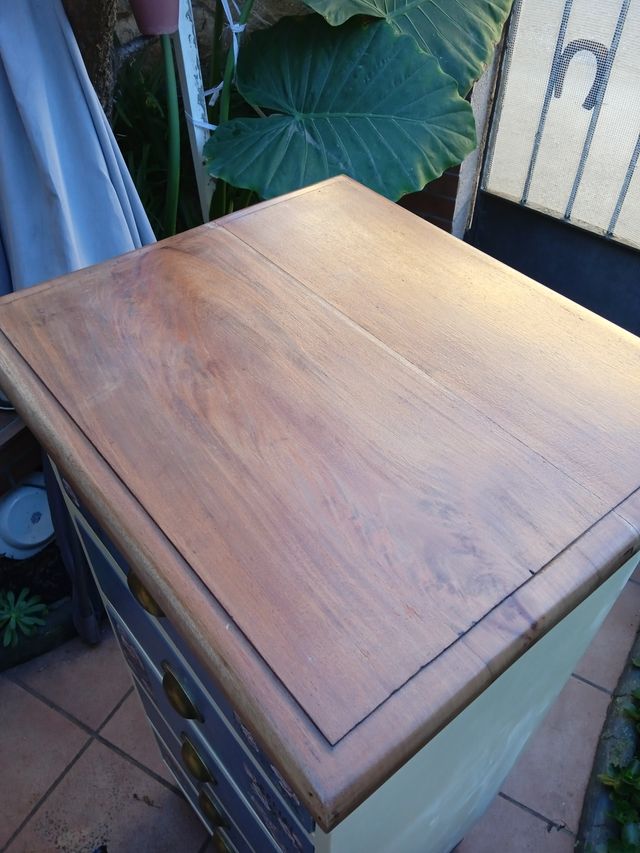 Cómoda vintage con cajones