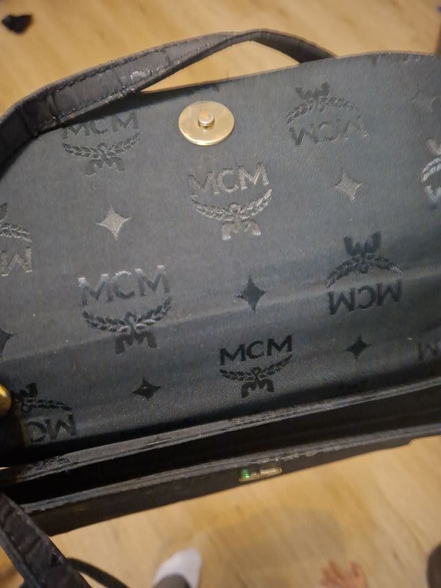 Bolso de fiesta MCM negro y dorado