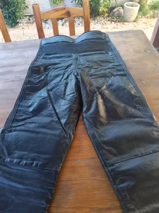 Pantalón de piel negro