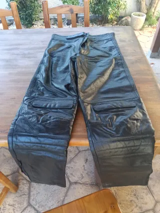 Pantalón de piel negro