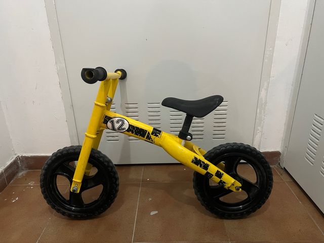 Bici de equilibrio amarilla