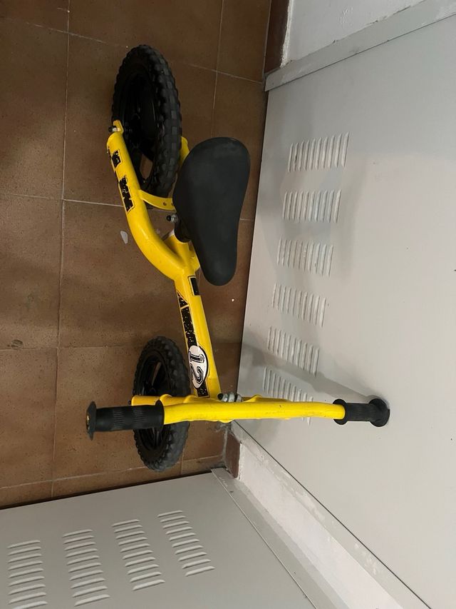 Bici de equilibrio amarilla