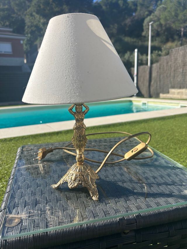 Lámpara de mesa antigua de bronce