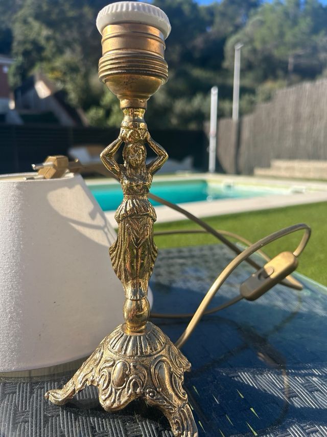 Lámpara de mesa antigua de bronce