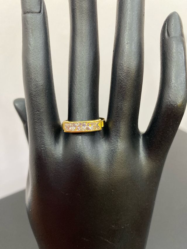 Anillo oro 18k con piedras blancas