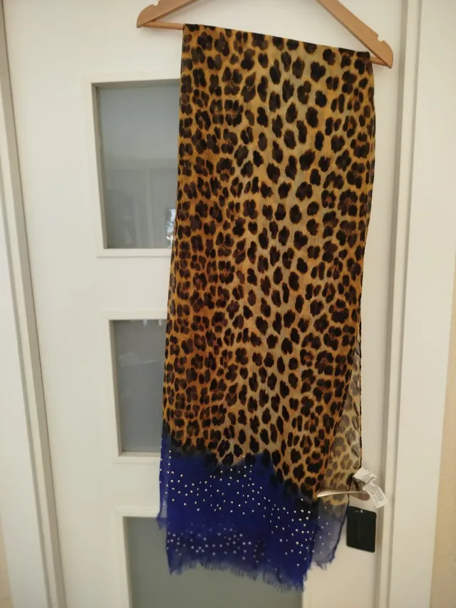 Bonito pañuelo largo Zara de mujer