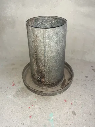 Comedero metálico para gallinas usado pero no roto