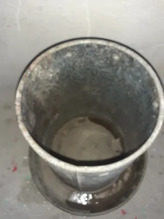 Comedero metálico para gallinas usado pero no roto