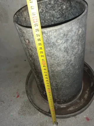 Comedero metálico para gallinas usado pero no roto