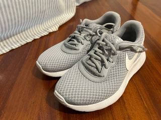 Scarpe Nike grigie e bianche