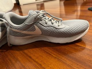 Scarpe Nike grigie e bianche