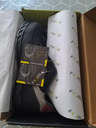 Zapatos de trabajo FORLI negros y rojos