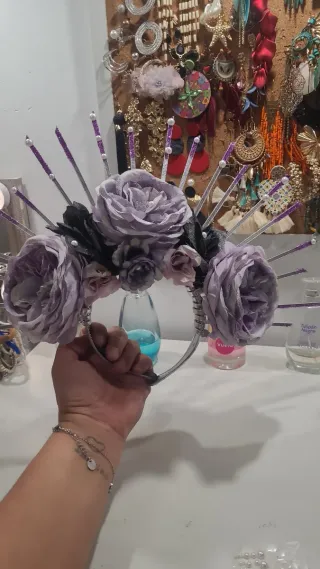 Tiara Catrina Flores Moradas y Plateadas