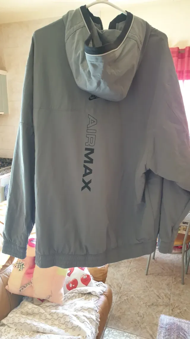 Chaqueta Nike Gris con Capucha.