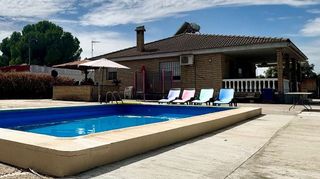 Chalet en venta en Carmona