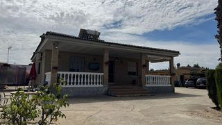 Chalet en venta en Carmona